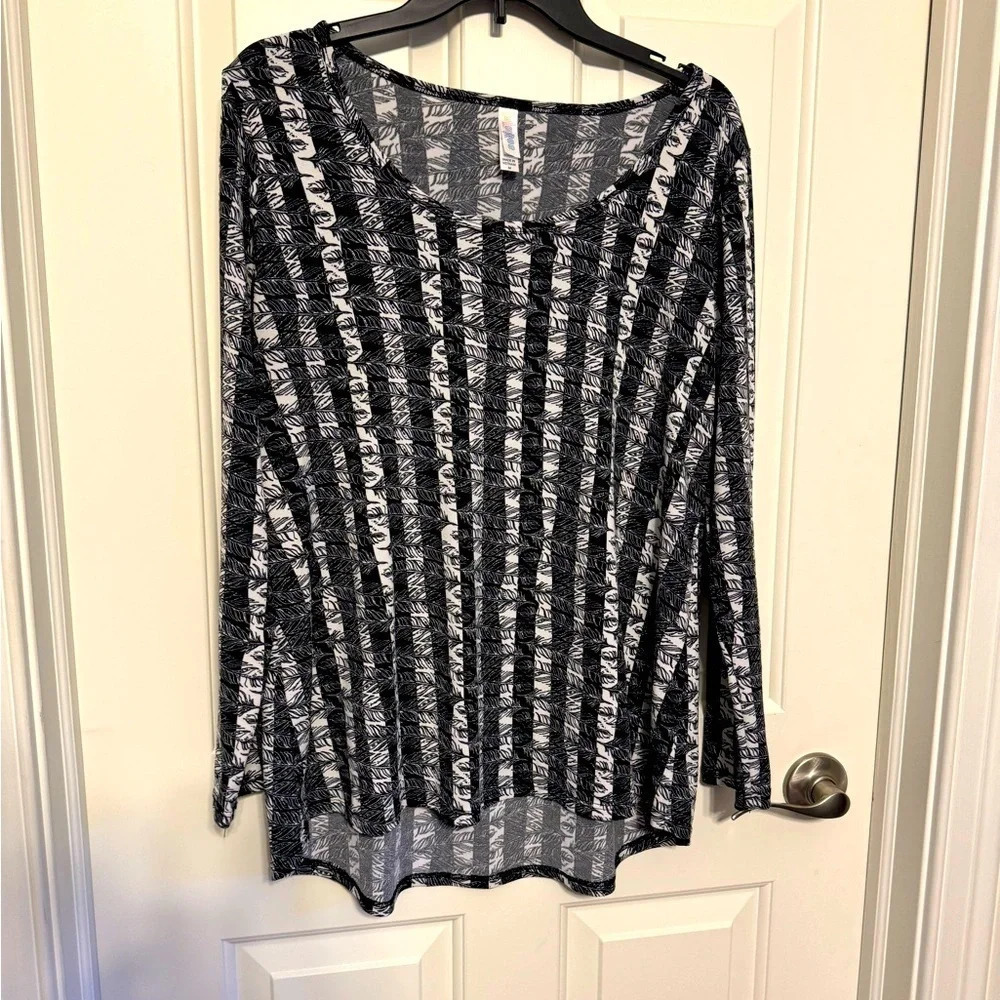 LuLaRoe Lynnae Long Sleeve Tee Sz M